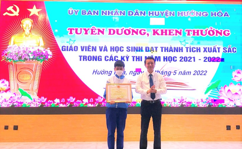Ông Võ Văn Minh - Phó Giám đốc Sở GD&ĐT tỉnh Quảng Trị trao Bằng khen của Chủ tịch UBND tỉnh Quảng Trị cho em Phạm Hải Sơn, học sinh Trường THCS Tân Lập.