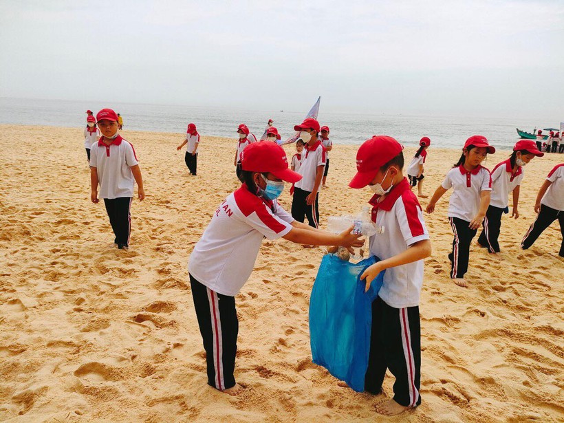Học sinh tiểu học tham gia nhặt rác làm sạch bãi biển.