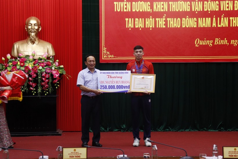 Lãnh đạo tỉnh Quảng Bình khen thưởng cho VĐV Nguyễn Huy Hoàng.