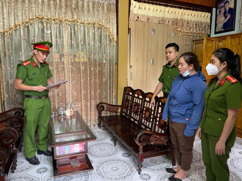 Cơ quan CSĐT Công an tỉnh Quảng Bình thi hành lệnh giữ người đối với Nguyễn Thị Vân.