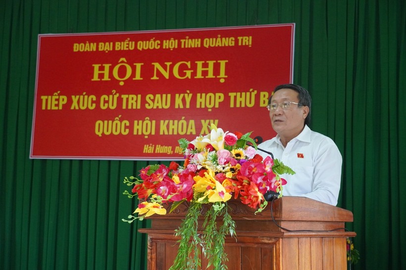 Ông Hà Sỹ Đồng - Phó Chủ tịch UBND tỉnh thay mặt Đoàn ĐBQH thông tin tới cử tri các nội dung của kỳ họp Quốc hội vừa qua.