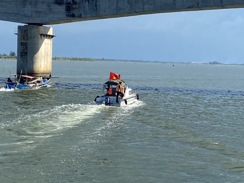 Lực lượng chức năng sử dụng phương tiện ca nô tuần tra, tìm kiếm dưới chân cầu Cửa Việt (Ảnh: Minh Cường).