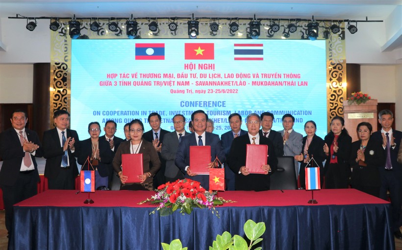 Lãnh đạo 3 tỉnh Quảng Trị (Việt Nam) – Savannakhet (Lào) – Mukdahan (Thái Lan) thống nhất ký kết hợp tác trên tất cả các lĩnh vực.