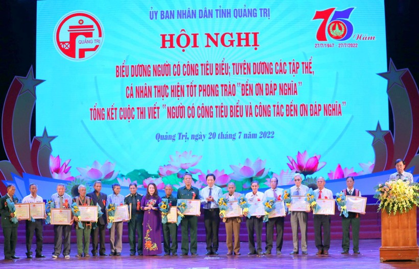 Ông Hoàng Nam - Phó Chủ tịch UBND tỉnh Quảng Trị biểu dương người có công tiêu biểu.