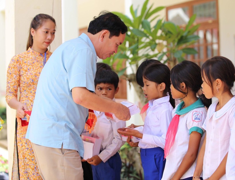 Ông Hoàng Văn Sơ - Phó trưởng Phòng GD&ĐT huyện Hướng Hóa tặng quà cho học sinh nhân ngày tựu trường.