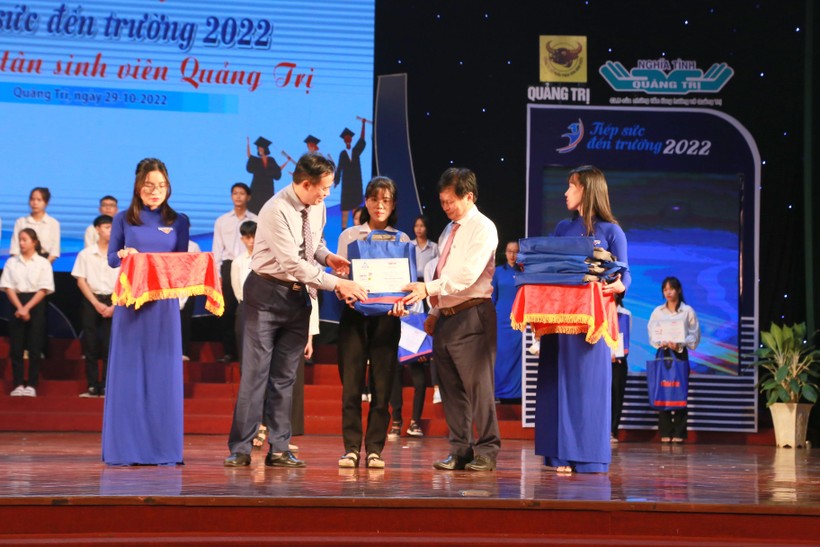 Lãnh đạo Hội Nhà báo Việt Nam và Tỉnh ủy Quảng Trị trao học bổng đến tân sinh viên.