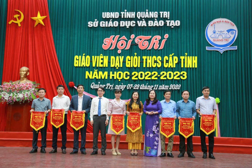 TS Lê Thị Hương - Giám đốc Sở GD&ĐT tỉnh Quảng Trị tặng cờ lưu niệm cho các Phòng GD&ĐT, đơn vị tham gia hội thi.