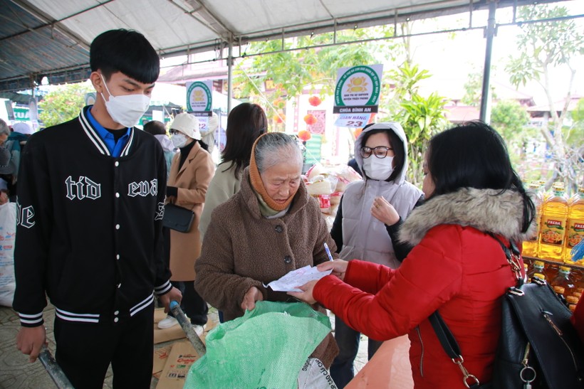 Đi chợ 0 đồng... người nghèo Quảng Trị nhận 1,2 triệu đồng quà Tết ảnh 12
