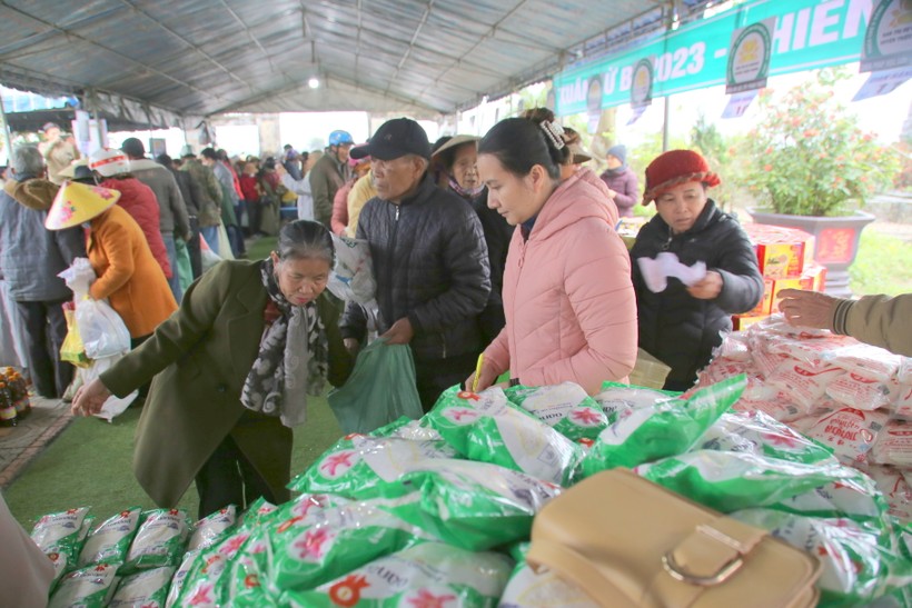 Đi chợ 0 đồng... người nghèo Quảng Trị nhận 1,2 triệu đồng quà Tết ảnh 2