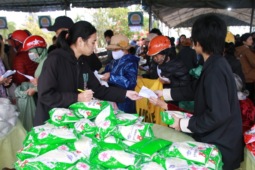 Đi chợ 0 đồng... người nghèo Quảng Trị nhận 1,2 triệu đồng quà Tết ảnh 8