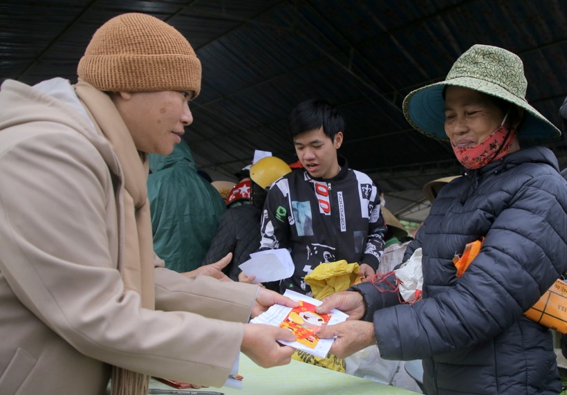 Đi chợ 0 đồng... người nghèo Quảng Trị nhận 1,2 triệu đồng quà Tết ảnh 4