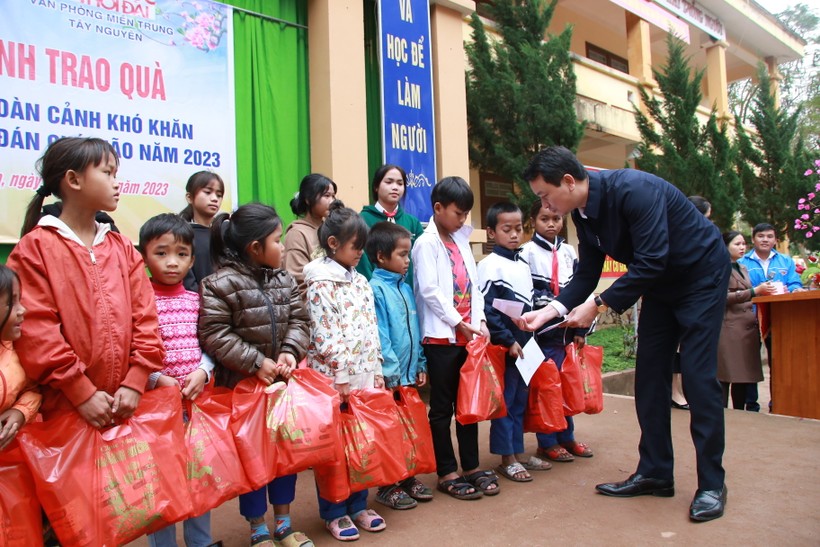 Báo GD&TĐ cùng ngành Giáo dục Quảng Trị tặng quà Tết đến học sinh miền núi ảnh 9