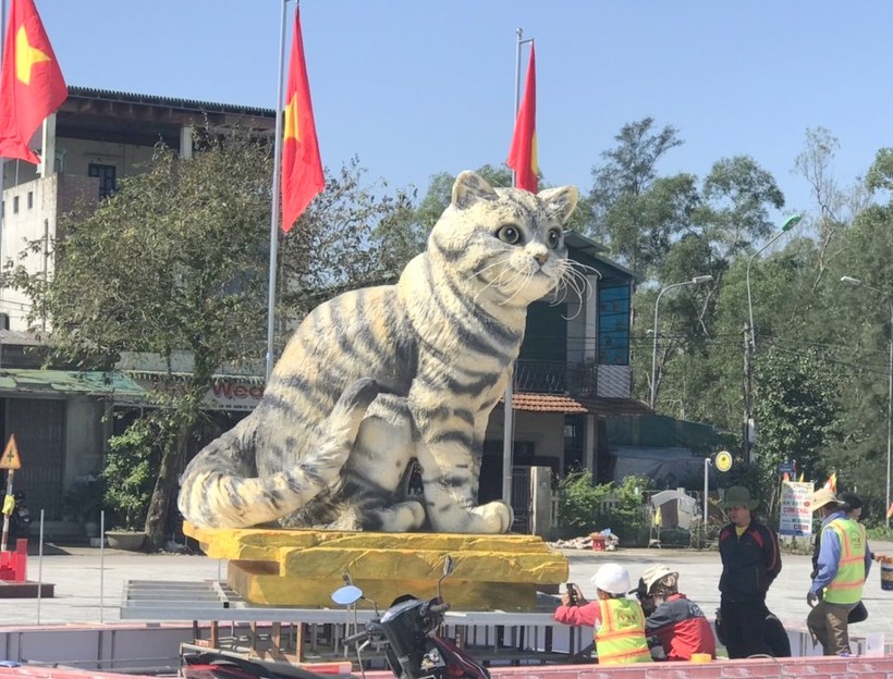 Tượng mèo tại Quảng Trị thu hút hàng nghìn khách tham quan. (Ảnh: Đ. Đức).