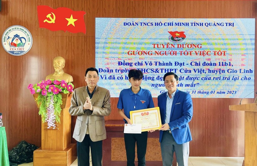 Khen thưởng nam sinh Quảng Trị trả lại 15 triệu đồng cho bạn cùng trường làm mất ảnh 1