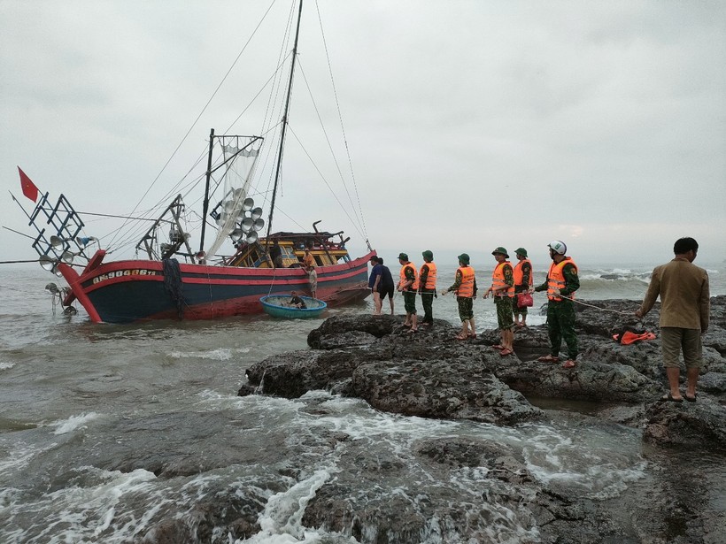 Tàu cá ngoại tỉnh gặp nạn ở Quảng Trị. (Ảnh: BĐBP Quảng Trị cung cấp).