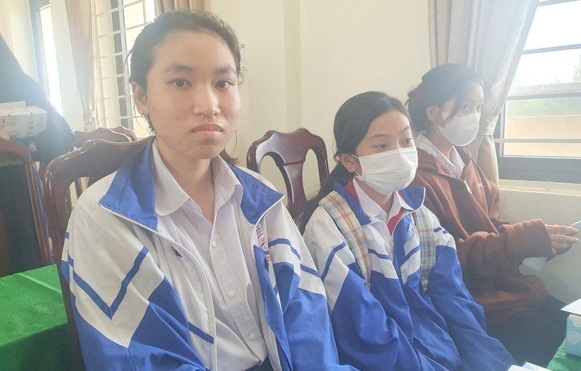 Tặng quà đến giáo viên và học sinh nữ có hoàn cảnh khó khăn tại Quảng Trị ảnh 3