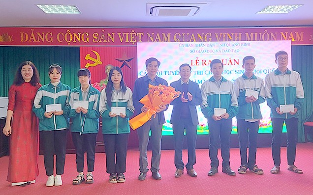 Ông Đặng Ngọc Tuấn - Giám đốc Sở GD&ĐT Quảng Bình tặng hoa đến các học sinh tham dự kỳ thi.