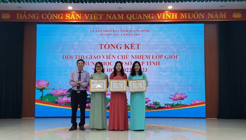 Ông Đặng Ngọc Tuấn - Giám đốc Sở GD&ĐT Quảng Bình trao giải Nhất cho các giáo viên. 