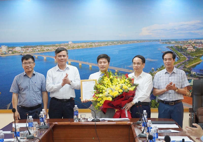 Ông Trần Thắng - Chủ tịch UBND tỉnh Quảng Bình đã trao quyết định bổ nhiệm ông Lê Anh Đức làm Giám đốc Sở Xây dựng. (Ảnh: A.T)