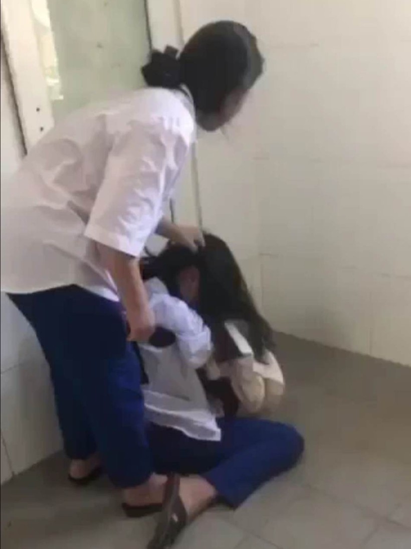 Hình ảnh cắt từ clip ghi nhận nữ sinh bị đánh đập. 