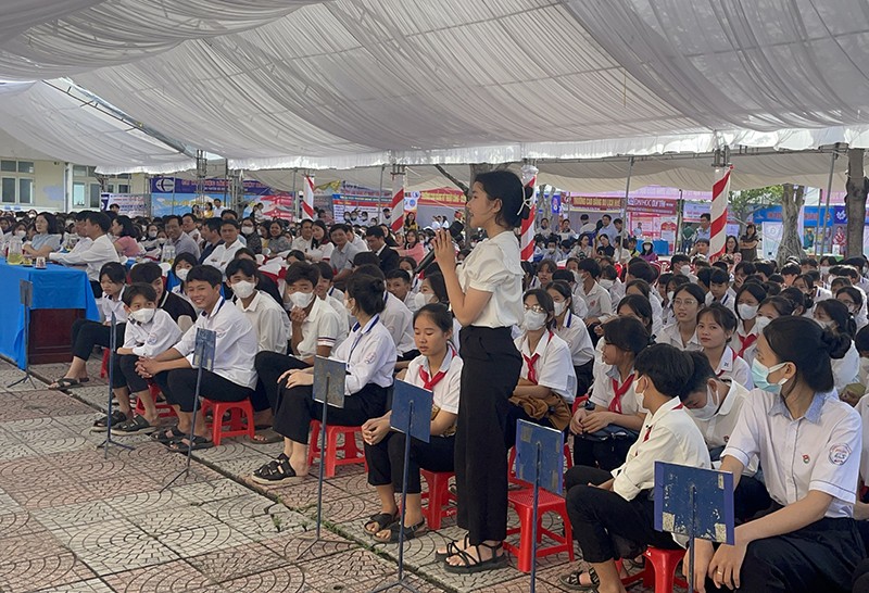 Hàng trăm học sinh Quảng Bình được tư vấn tuyển sinh nghề nghiệp  ảnh 1