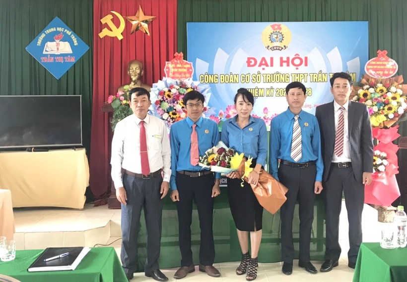 Ban Chấp hành công đoàn Trường THPT Trần Thị Tâm nhiệm kỳ mới.