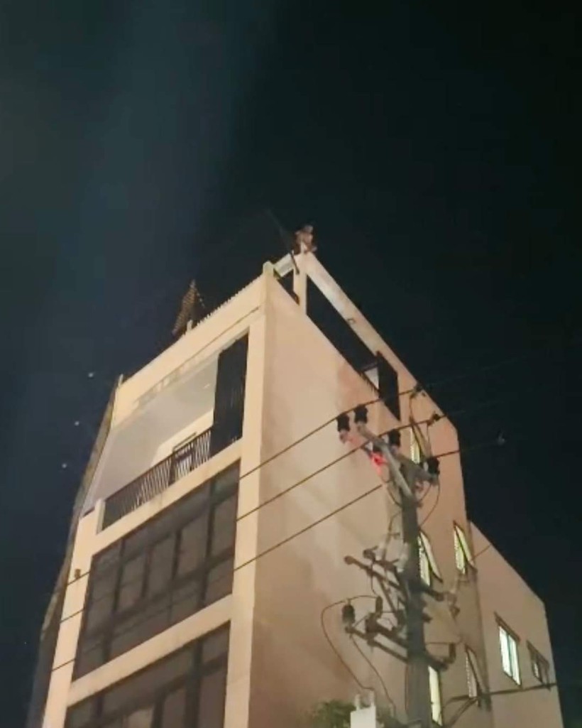 Thanh niên "làm xiếc" trên một tòa nhà 4 tầng.