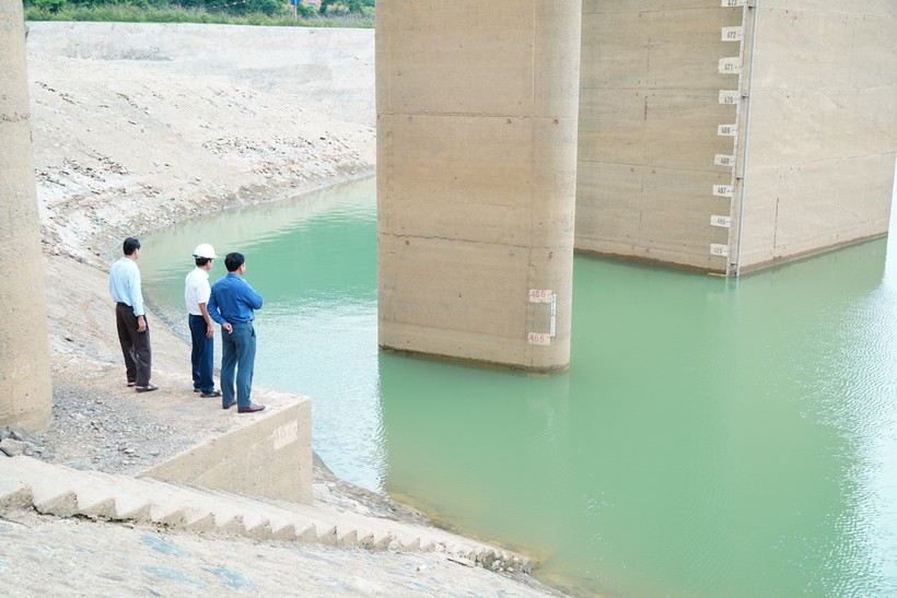 Lòng hồ thủy điện Quảng Trị thời điểm mùa khô.