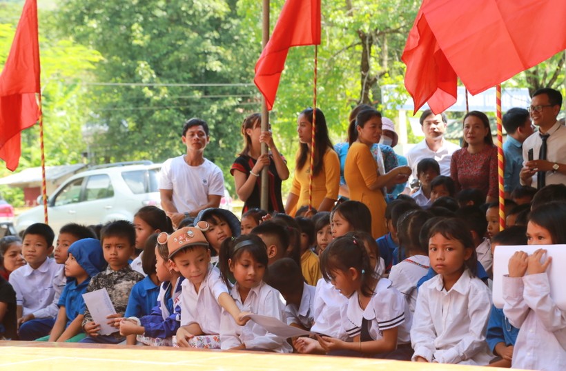Tặng quà đến học sinh khó khăn vùng biên giới Quảng Trị ảnh 7