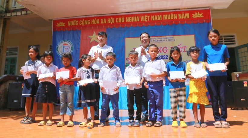 Tặng quà đến học sinh khó khăn vùng biên giới Quảng Trị ảnh 4