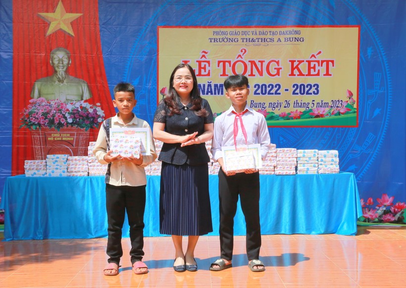 Tặng quà đến học sinh khó khăn vùng biên giới Quảng Trị ảnh 1