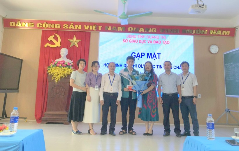TS Lê Thị Hương - Giám đốc Sở GD&ĐT tỉnh Quảng Trị tặng hoa động viên em Trần Vinh Khánh được chọn vào đội tuyển quốc gia.