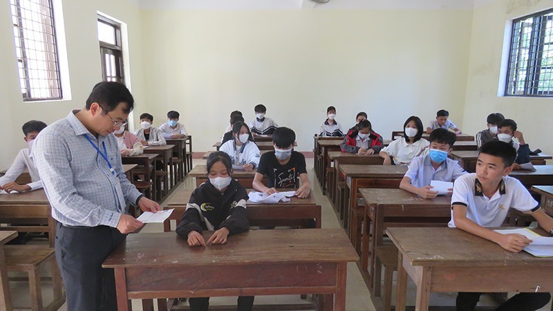Lãnh đạo Sở GD&ĐT tỉnh Quảng Bình kiểm tra công tác tuyển sinh vào lớp 10 năm 2022.