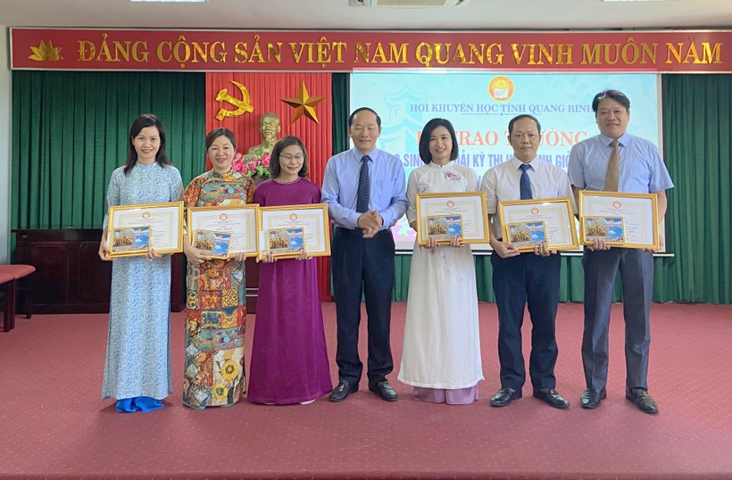 Quảng Bình trao thưởng HS đoạt giải cao tại kỳ thi HSG Quốc gia ảnh 4