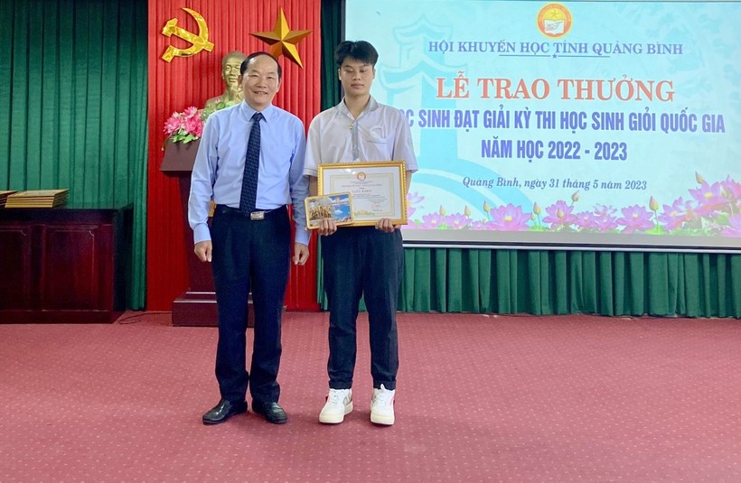 Quảng Bình trao thưởng HS đoạt giải cao tại kỳ thi HSG Quốc gia ảnh 2
