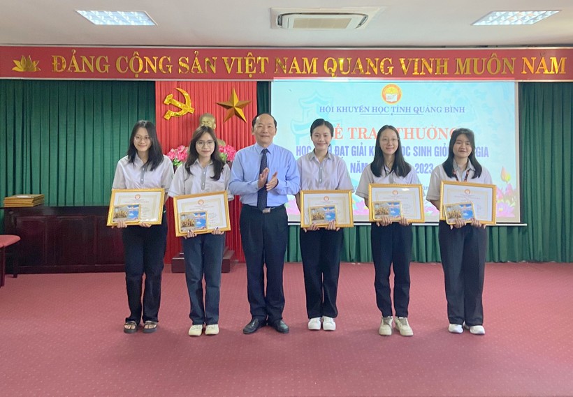 Quảng Bình trao thưởng HS đoạt giải cao tại kỳ thi HSG Quốc gia ảnh 3