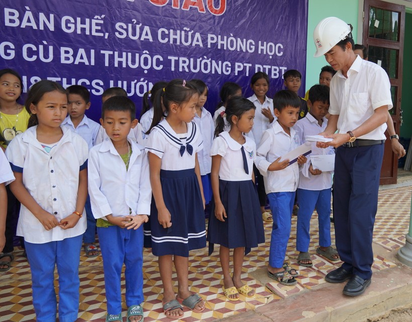 Ông Nguyễn Thanh Hùng - Giám đốc Công ty Thủy điện Quảng Trị tặng quà cho học sinh.