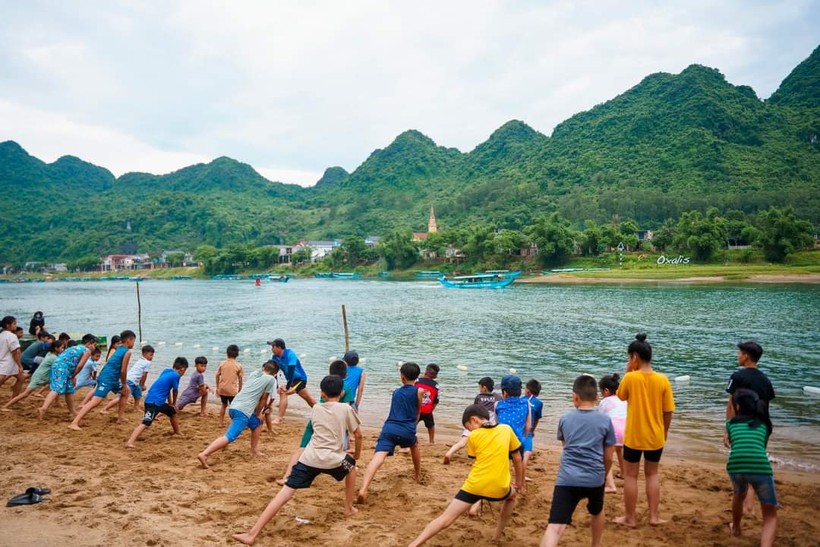 Dạy bơi miễn phí cho trẻ em vùng núi Quảng Bình ảnh 3