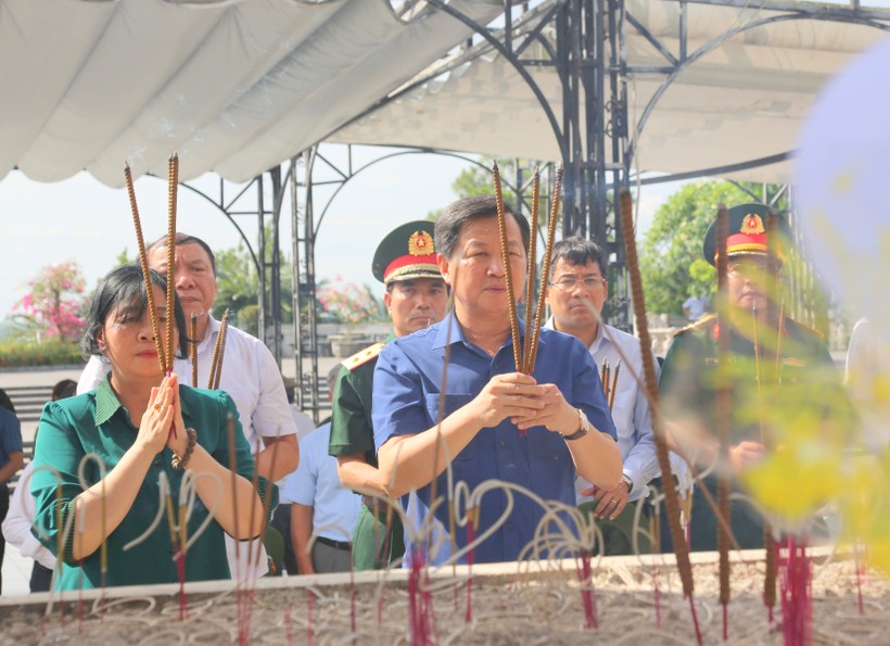 Phó Thủ tướng Chính phủ Lê Minh Khái; Trưởng ban Dân vận Trung ương Bùi Thị Minh Hoài dâng hương tri ân các liệt sĩ.