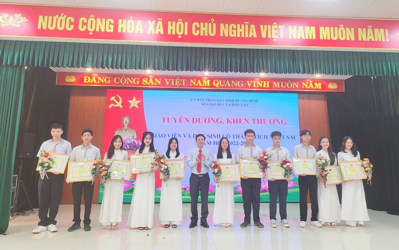 Quảng Bình tuyên dương giáo viên, học sinh có thành tích xuất sắc ảnh 3