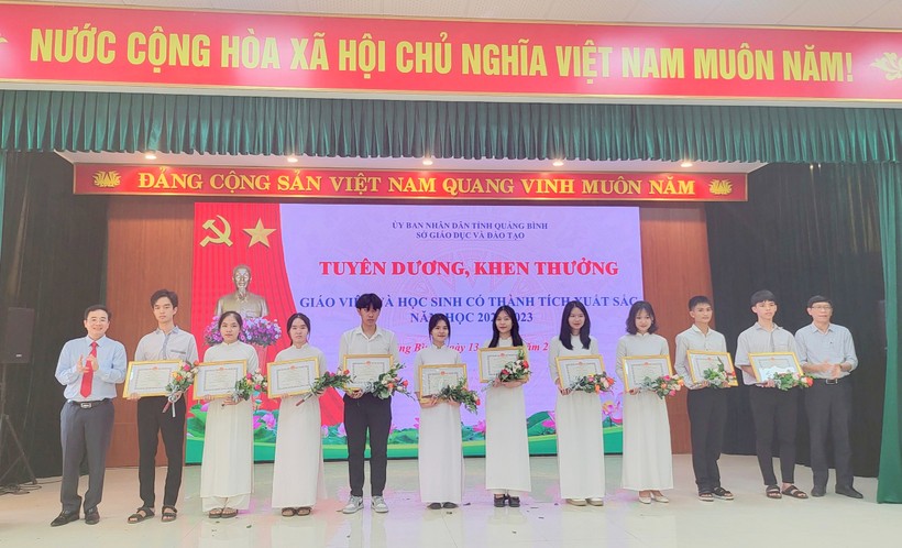 Quảng Bình tuyên dương giáo viên, học sinh có thành tích xuất sắc ảnh 9