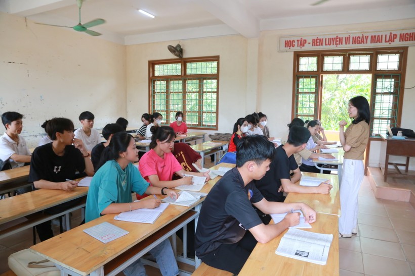 Cô giáo Lê Thị Trâm, giáo viên dạy môn Văn Trường THPT Gio Linh hướng dẫn cho HS kỹ năng làm bài môn Văn.
