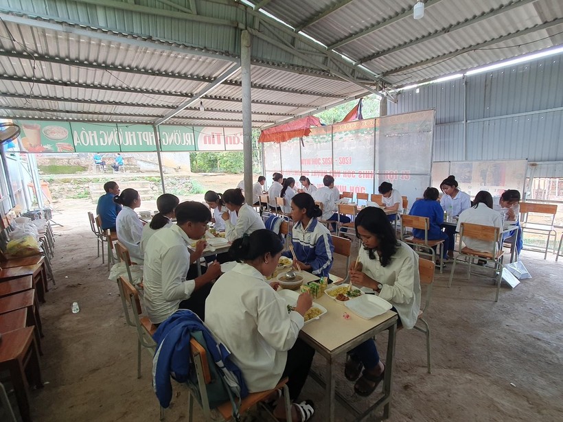 Thí sinh miền núi Quảng Trị được hỗ trợ cơm miễn phí tại trường ảnh 5