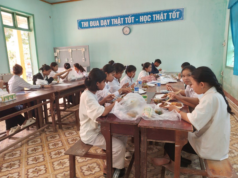 Thí sinh miền núi Quảng Trị được hỗ trợ cơm miễn phí tại trường ảnh 1