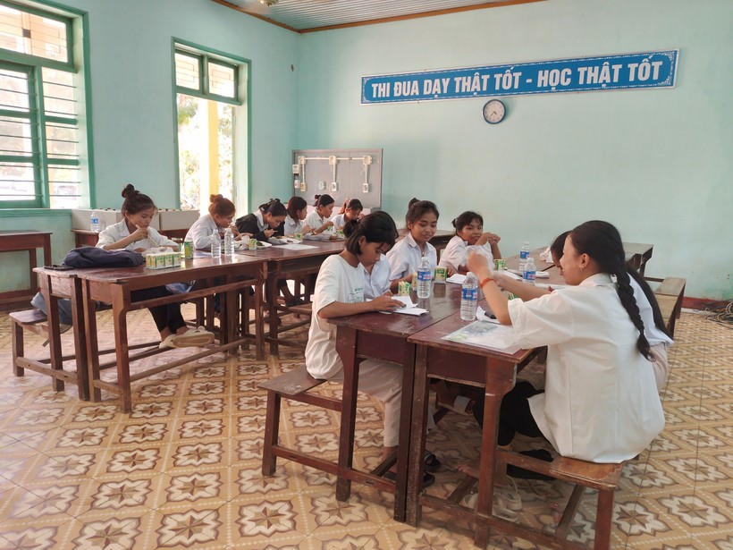 Thí sinh miền núi Quảng Trị được hỗ trợ cơm miễn phí tại trường ảnh 3