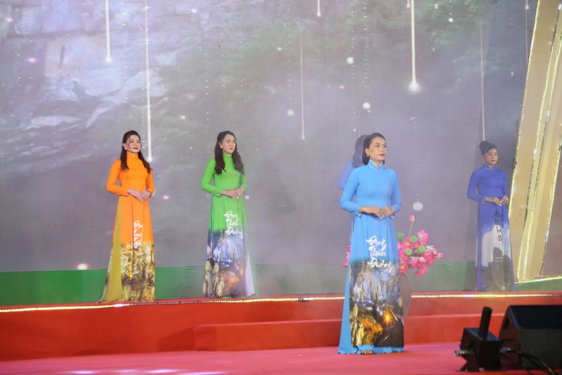 Hơn 500 phụ nữ trình diễn áo dài giữa di sản Phong Nha - Kẻ Bàng ảnh 4