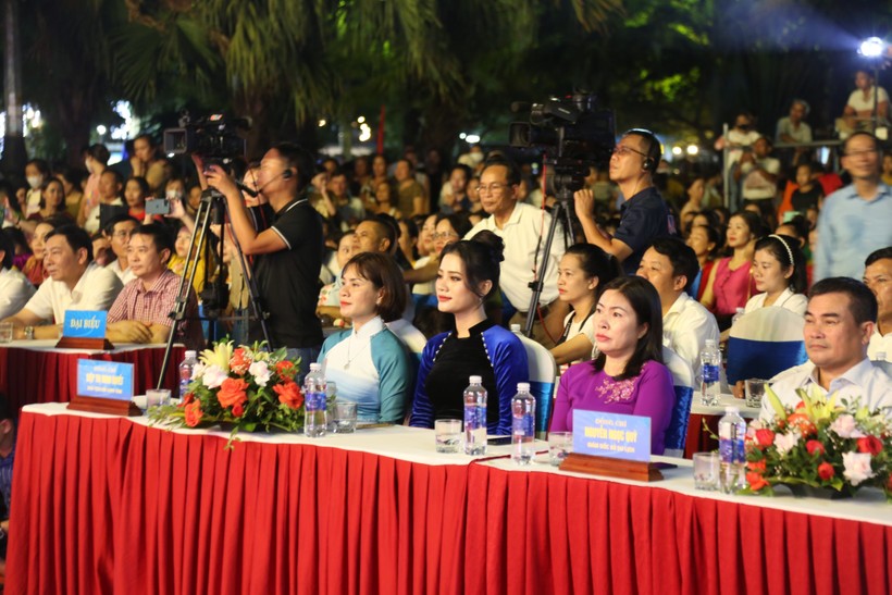 Hơn 500 phụ nữ trình diễn áo dài giữa di sản Phong Nha - Kẻ Bàng ảnh 3