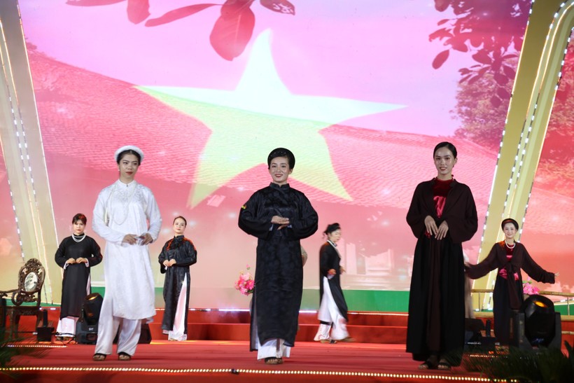 Hơn 500 phụ nữ trình diễn áo dài giữa di sản Phong Nha - Kẻ Bàng ảnh 6