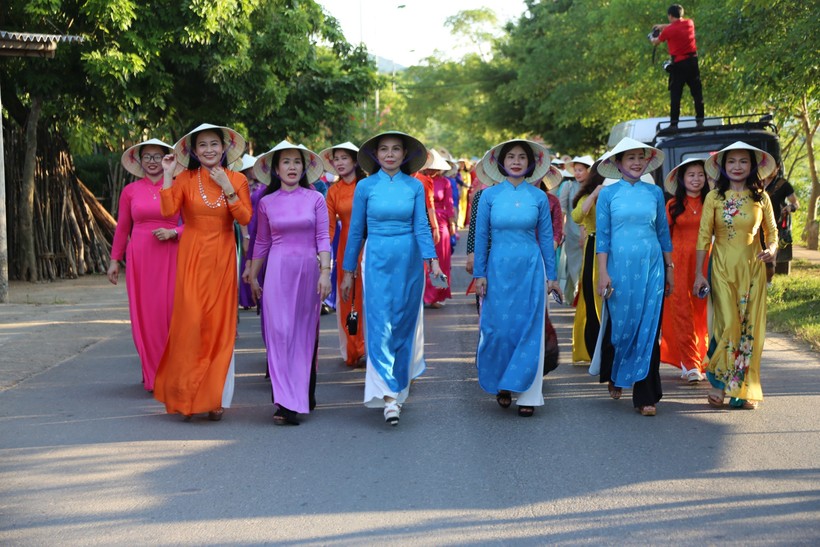 Hơn 500 phụ nữ trình diễn áo dài giữa di sản Phong Nha - Kẻ Bàng ảnh 8