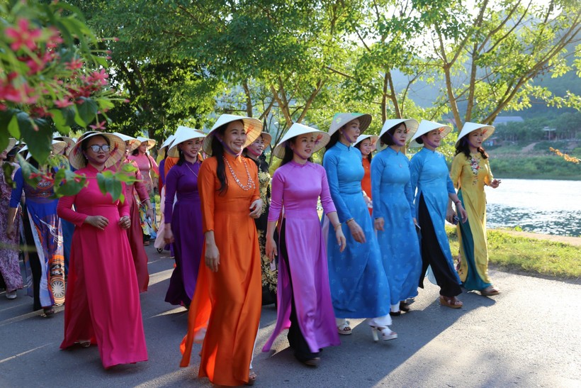 Hơn 500 phụ nữ trình diễn áo dài giữa di sản Phong Nha - Kẻ Bàng ảnh 7
